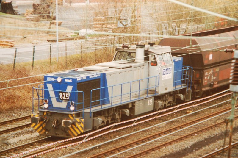 RAG 825 (Ruhrpott Sprinter MaK G 1206) aus Baujahr 1999 mit Kohlewagenzug am 12.03.2003 in Datteln. Die Lok weist mit Ihrer Lackierung in blau-silber eine Besonderheit auf. Fast alle anderen Lokomotiven dieses Typs der RAG (heute RBH) sind in orange lackiert.