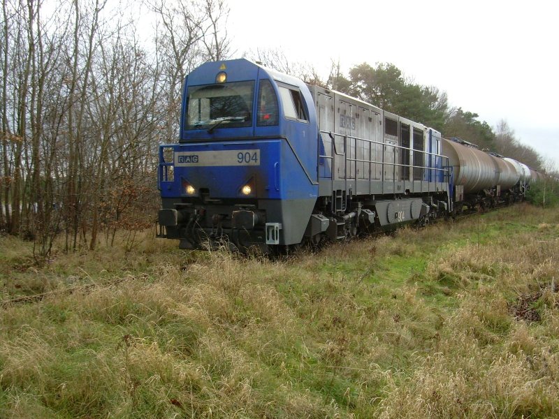 RAG 904 mit Kesselwagenzug am 2.1.2007 in Marklohe bei Nienburg/Weser
