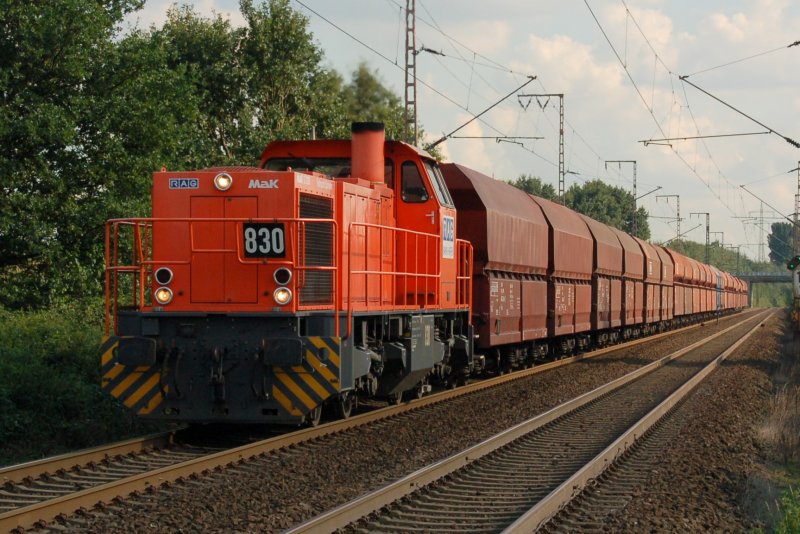 RAG RBH 830 am 24.08.2007 in Recklinghausen am Bahnbergang Brster Weg mit Kohlenzug in Fahrtrichtung Mnster.