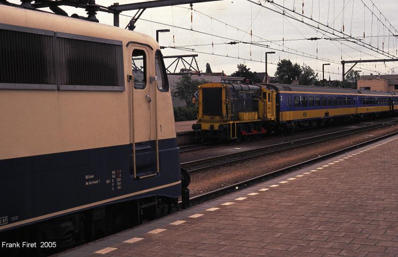 Ragierarbeiten und Lokwechsel im Bahnhof Venlo. Links Elok 110 445-4. 29.06.1991.