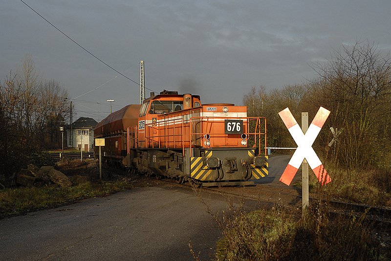 RAG/RBH 641 verlsst den DB-Bereich in Rheinkamp und bringt einen Leerzug zum Bergwerk-West. 02.12.2005