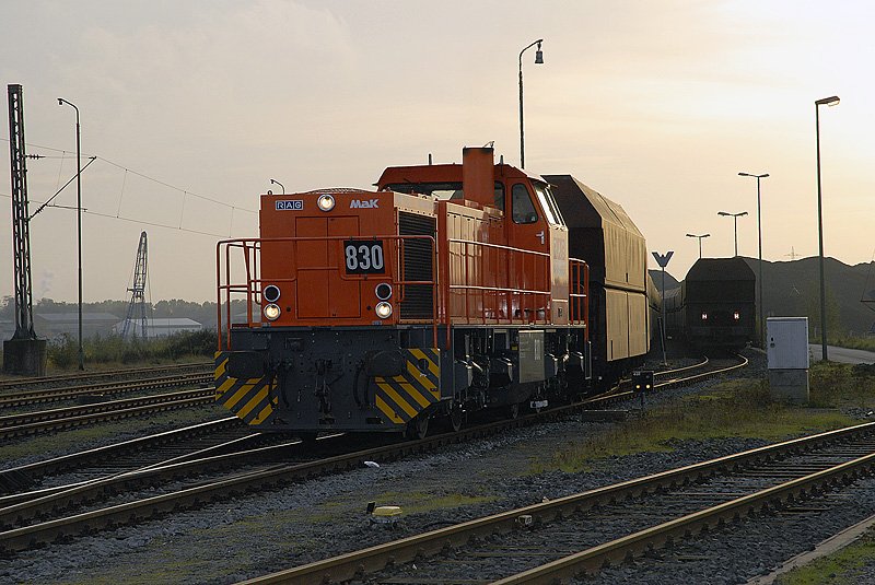 RAG/RBH 830 verlsst die  Kohleinsel  in Duisburg Ruhrort. 10.11.2006