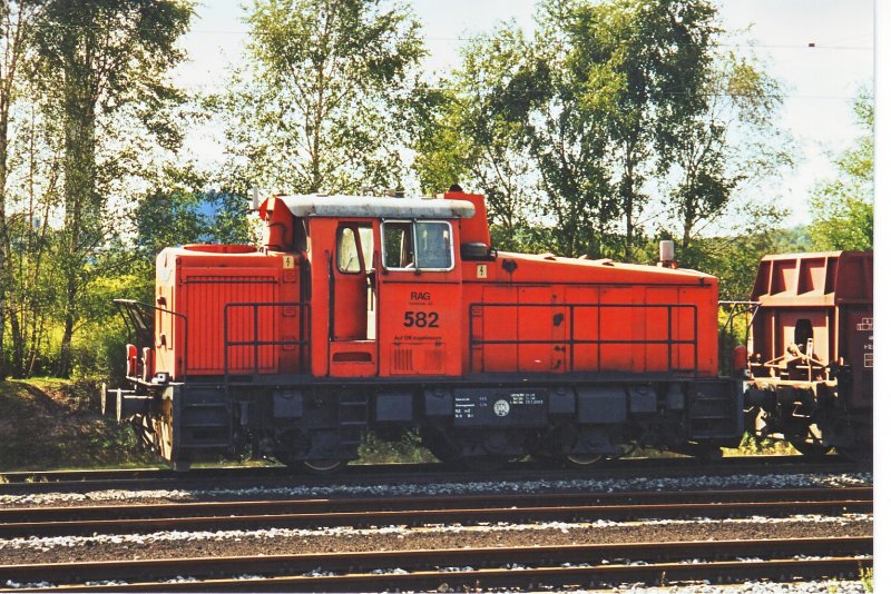 RAG,Ruhrkohle AG,Lok 582,Krauss-Maffei 19732,Bj.1975,Bauart M 700 C,in Recklinghausen,06/2002.scan.
