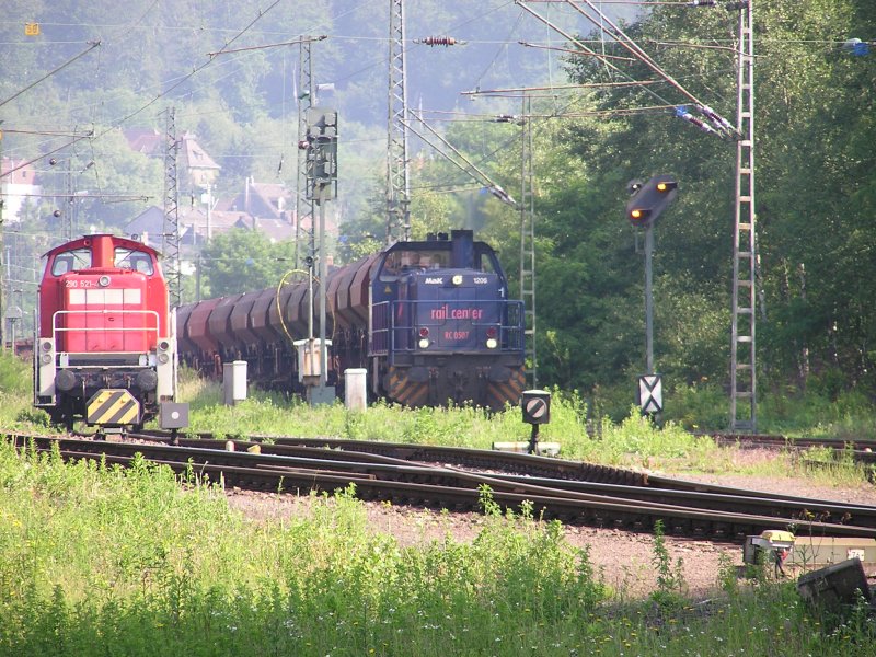 Rail Center RC 0507 neben 290 521-4 (ex 290 021-5, ex V 90 021, Hersteller: MAK, Baujahr: 1966) am 24.05.2007 in Saarbrcken