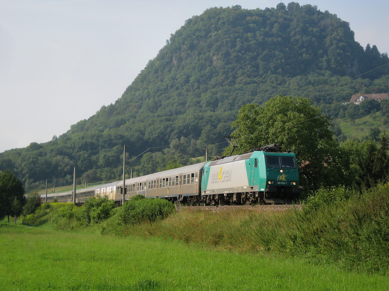 Rail4Chem 185 533-7 mit Sonderzug von Z�rich HB nach Stuttgart Hbf am 9. August 2009 vor der Kulisse des Hohentwiels.