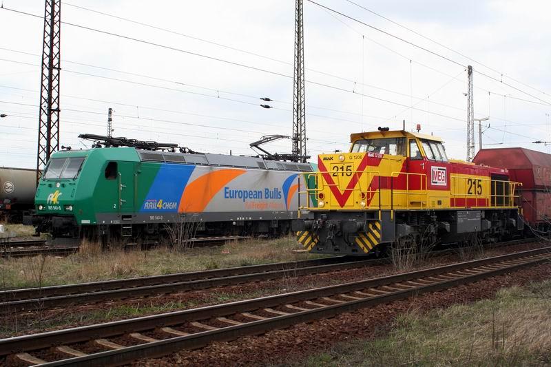 Rail4Chem 185 541 wartet LZ in Grokorbetha whrend MEG 215 mit Kohlependel (Leerpark) durch den Bahnhof eilt (10.04.2006)