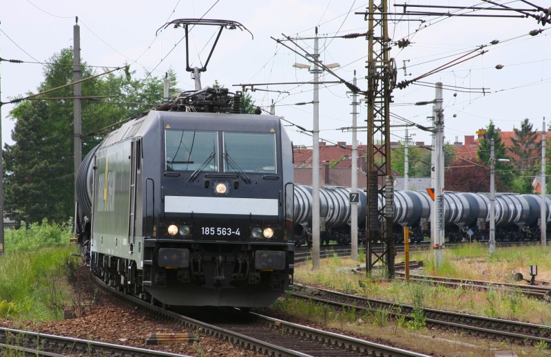 Rail4Chem 185 563 mit Kesselwagenzug bei der Einfahrt in den Bahnhof Wels. aufgenommen am 17. Mai 2008.