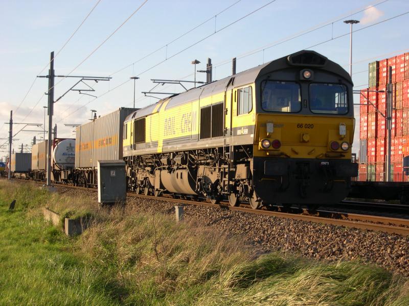 RAIL4CHEM class66 66020 unterwegs nach der schweiz.Hier in europoort am 5-11-2005.
