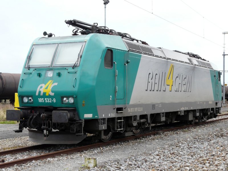 RAIL4CHEM - E-Lok 185 532-9 abgestellt im Bahnhof von Cornaux am 06.04.2008