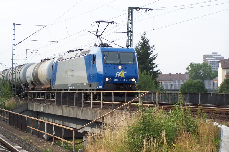 Rail4Chem fuhr am Abend des 07.07.2006 mit einem mit 185-CL 005 bespannten Kesselwagenzug durch Frankfurt-Niederrad. Auf dem Bild befhrt dieser Zug gerade die Brcke ber die Lyoner Strae in Richtung Abzweig Forsthaus.