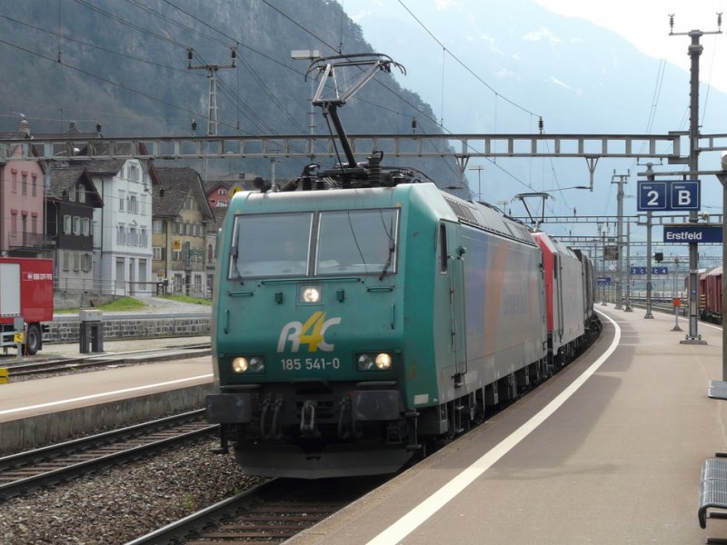 Rail4Chem - Lok 185 541-0 in Doppeltraktion vor einem Gterzug bei der durchfahrt im Bahnhof von Erstfeld am 08.04.2009