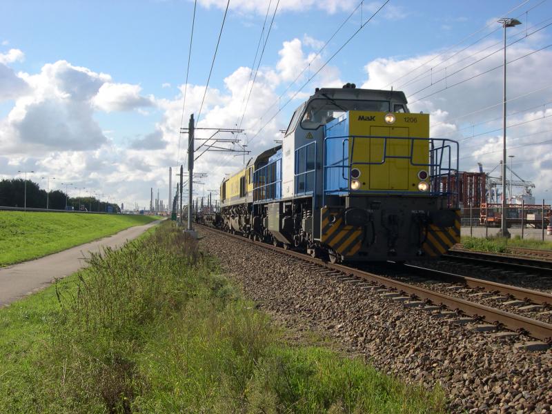 RAIL4Chem-lok MAK1206 fahrt zurck zum standort entlang die ECT-terminal.