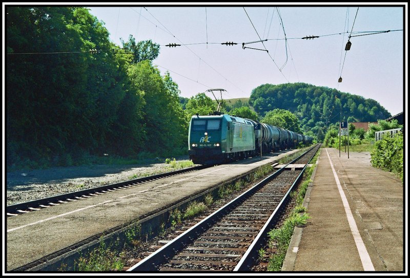Rail4Chem ist eine der vielen EVUs die durchs Altmhltal fahren. 185-CL 007 fhrt im Sommer 2006 mit einem Tankzug durch Dollnstein.