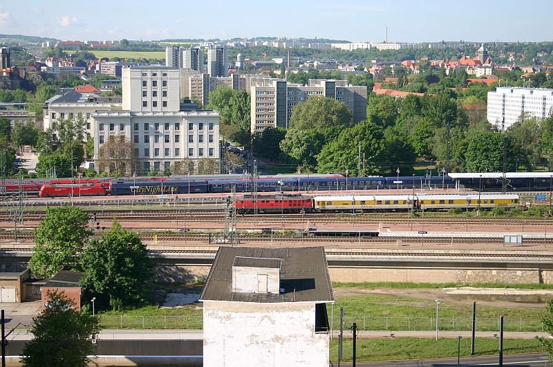 RaiLab und CNL aus Z�rich gesellen sich am Morgen des 19.05.05 im Dresdener Hbf.
