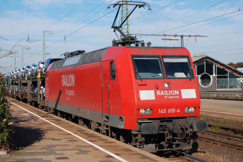 Railion 145 015 am 20/10/08 in bahnhof Rheine mit ein VW-autozug.