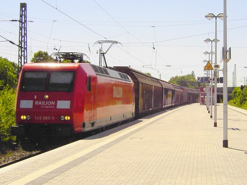Railion 145 060-0 mit einem immens langen Zug aus �berwiegend Habis- und Habins-Schiebewandwagen. Als Ganzzug offenbar unterwegs f�r Volkswagen/Audi am 30.04.2007 in Krefeld-Linn Richtung Duisburg.