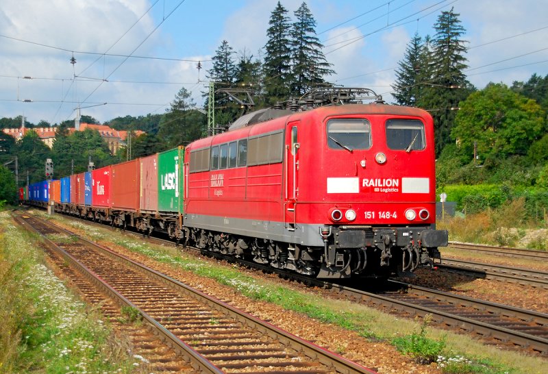 Railion 151 148 mit einem Containerzug Richtung Wien. Das Foto entstand am 24.08.2008 kurz vor Tullnerbach-Pressbaum.