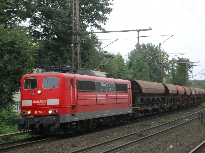 Railion 151 152-6 zieht einen Kohlenzug durch Bochum Hamme nach Duisburg.(04.09.2008)