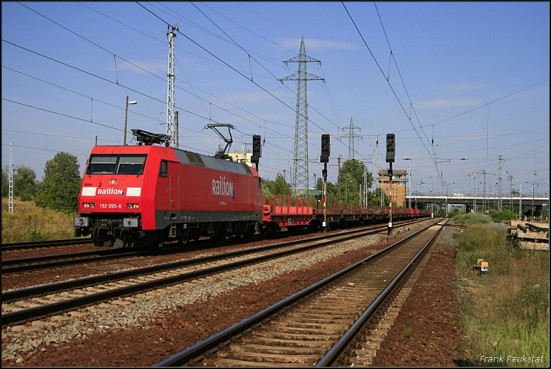 Railion 152 055-0 mit Rungenwagen und sollte 5 Stunden am Signal stehen bleiben (Berlin Schnefeld, 15.08.2009)