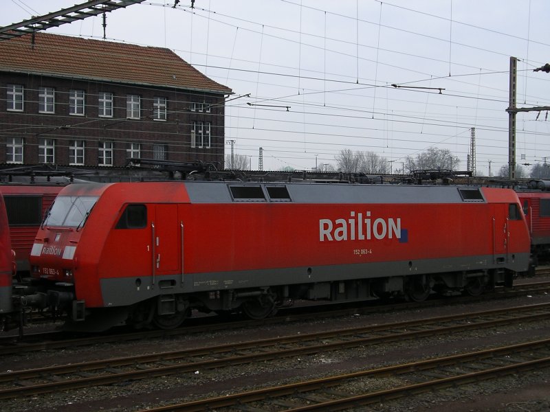Railion 152 063-4 in der Abstellgruppe Wanne Eickel Hbf.
(28.01.2008)