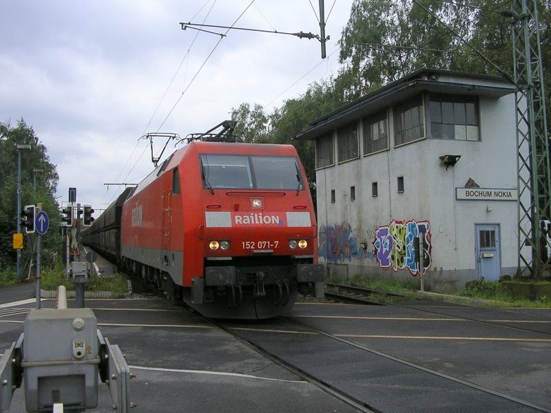 Railion 152 071-7 mit GZ passiert B Bochum Nokia in Richtung Wanne Eickel.(20.08.2008)