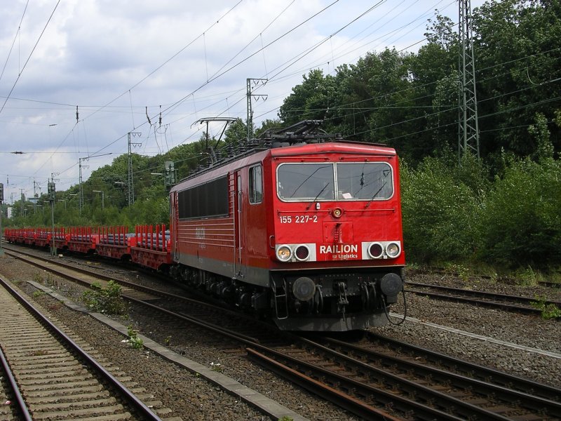 Railion 155 227-2 mit flachen Rungenwagen ,beladen mit Rundstahl
in Recklinghausen Hbf. bei der Durchfahrt.(11.08.2008)