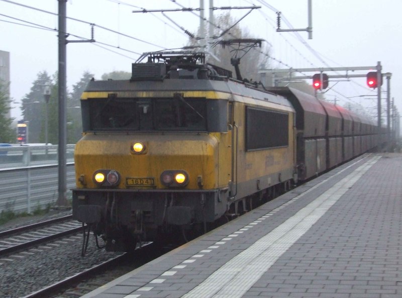 Railion 1604 fhrt mit einem Gterzug durch den Bahnhof Maarssen in Richtung Utrecht. (29.10.2007)