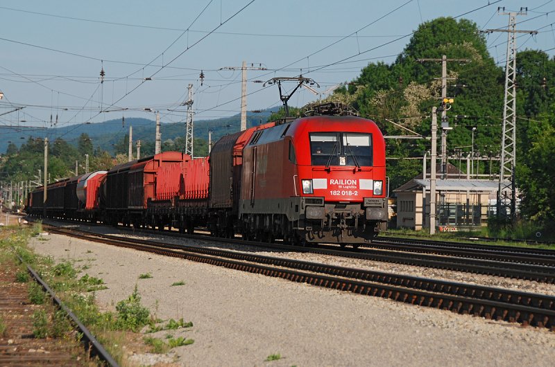 Railion 182 018 mit einem Gterzug am 20.05.2009 Richtung Westen. Die Aufnahme entstand kurz nach Neulengbach, N.
