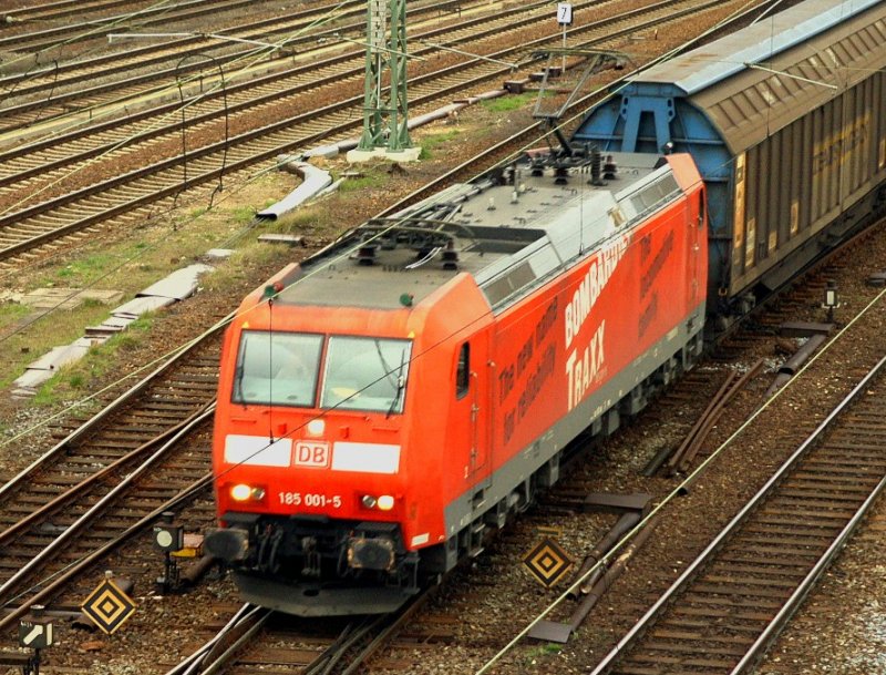 Railion 185 001-5 mit Traxx -Werbung in Halle /S.   05.04.08   