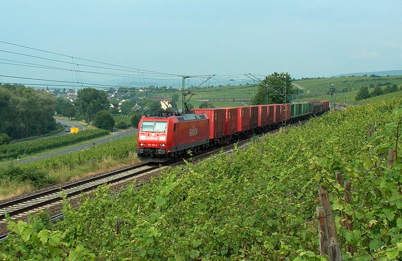 Railion 185 130-6 mit einem gemischten Gterzug Richtung Wiesbaden, bei Erbach (Rheingau); 27.06.2009