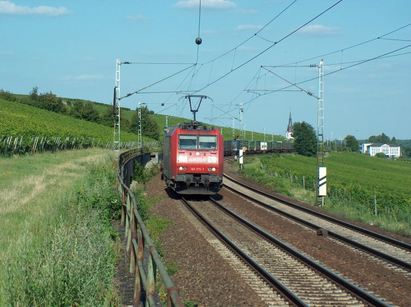 Railion 185 175-7 mit einem gemischten Gterzug Richtung Koblenz, bei Hattenheim; 04.08.2009