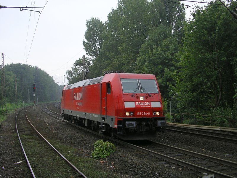 Railion 185 254-0 fhrt LZ nach Bochum Langendreer.
(BO-Hamme,28.08.2008) 