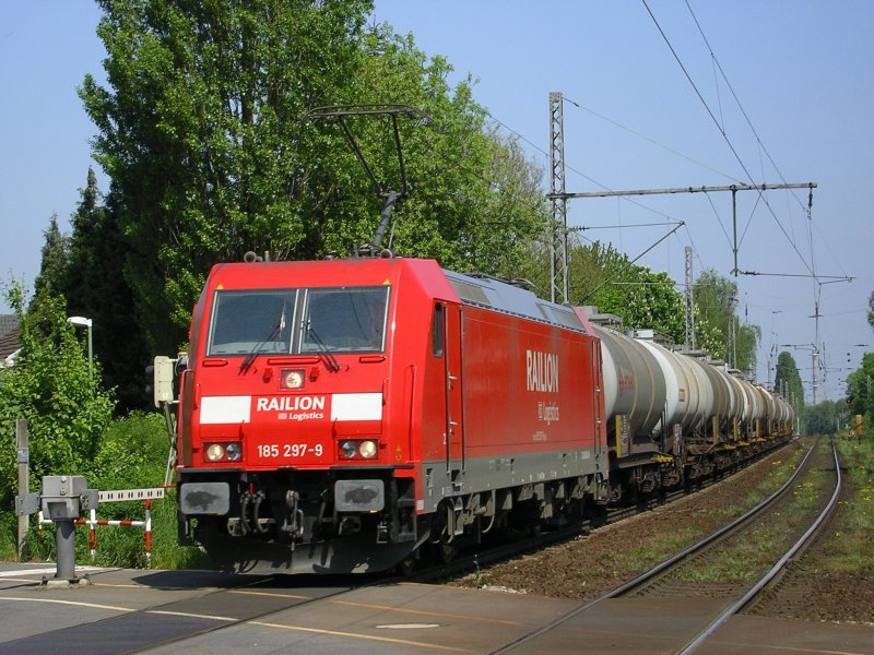 Railion 185 297-9 mit Kesselwagen unterwegs in Richtung Bochum.
(07.05.2008) 