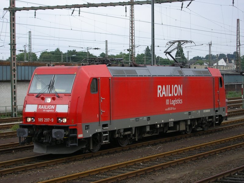 Railion 185 297-9 in Wanne Eickel Hbf. auf dem Weg zur Arbeit.
(19.07.2008)