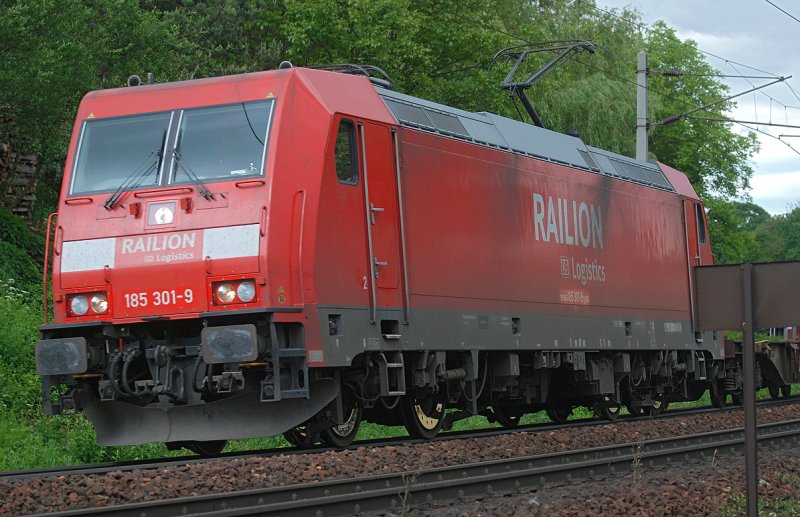 Railion 185 301 in der Kurve kurz nach Pressbaum am 16.05.2009 Richtung Westen.
