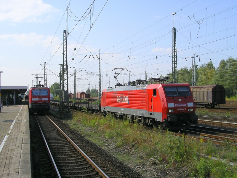 Railion 189 064-9 mit Rungen.- und Kesselwagen neben S1 nach
Dsseldorf in BO Langendreer.(18.09.2008) 