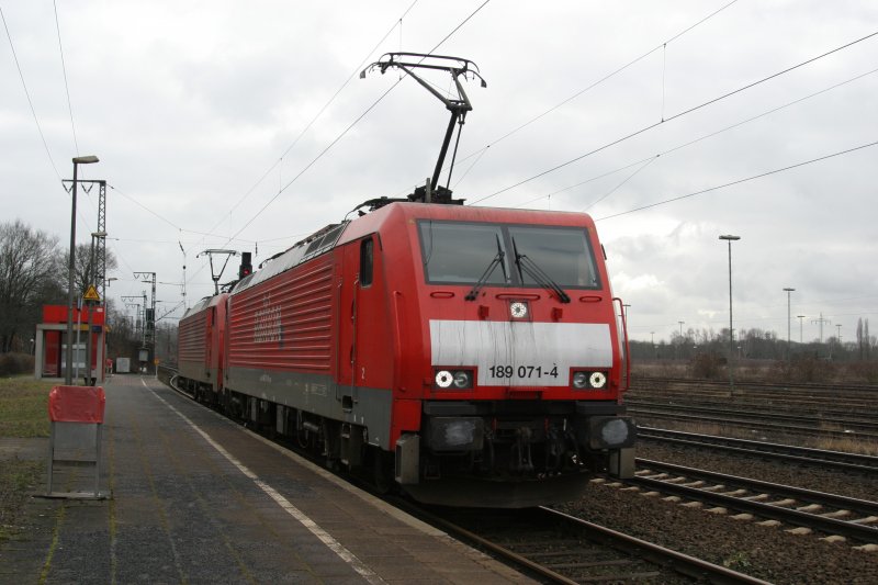 Railion 189 071-4 wird wegen EH Lok 549 durchs erste Gleis in Duisburg-Bissingheim umgeleitet