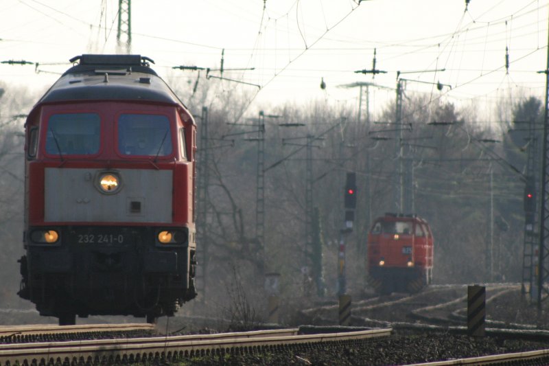 Railion 232 241-0 am 18.3.09 in Duisburg.Im hintergrund sieht man RBH Lok 825 
