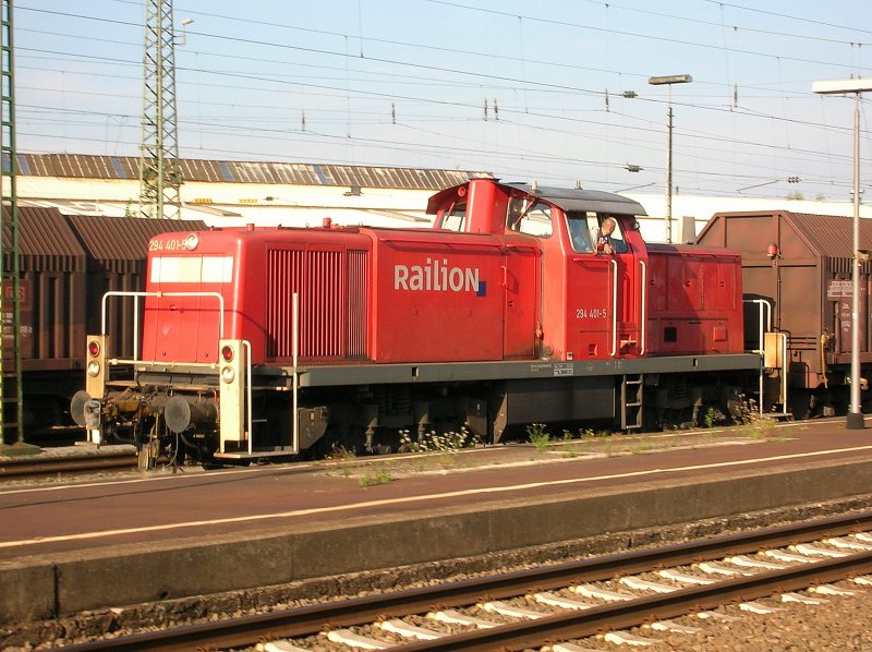 Railion 294 401-5 am spten Nachmittag des 7.8.2006 bei Rangierarbeiten auf dem Neuwieder Bahnhof.