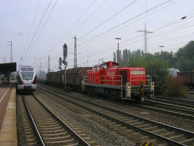 Railion 294 696-0 mit 30 gemischten Leerwagen in Hagen Vorhalle nach Bochum Langendreer,links im Bild die RB 40  Ruhr Lenne Bahn 
von Essen Hbf. nach Hagen Hbf.(29.09.2008)