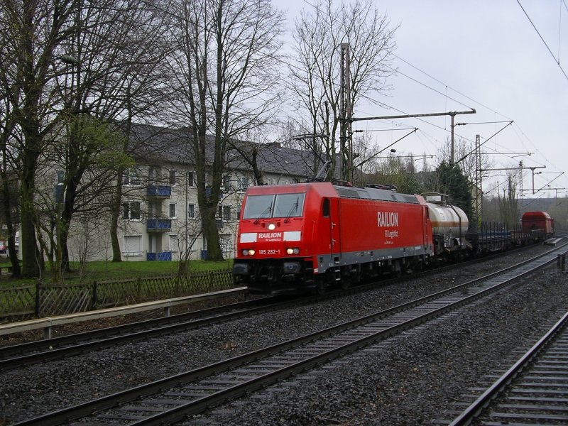 Railion ,BR 185 282-1 mit GZ in Bochum Hamme,Gru an den Lokfhrer.(26.03.2008)