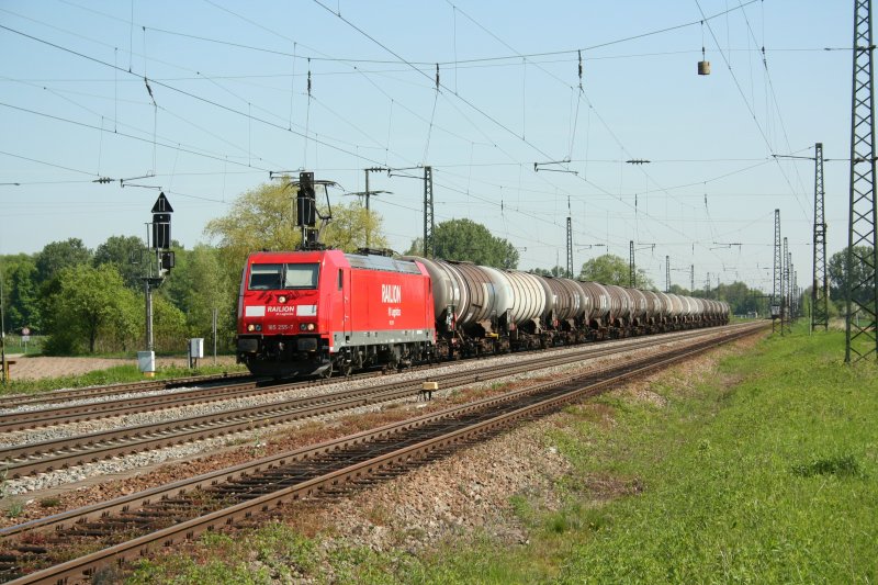 RAILION DB 185 255-7 am 7.5.2008 in Niederschopfheim. 
