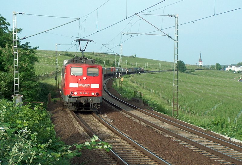 RAILION DB Logistics 151 032-0 mit Gz Richtung Koblenz in Hattenheim; 28.05.2008