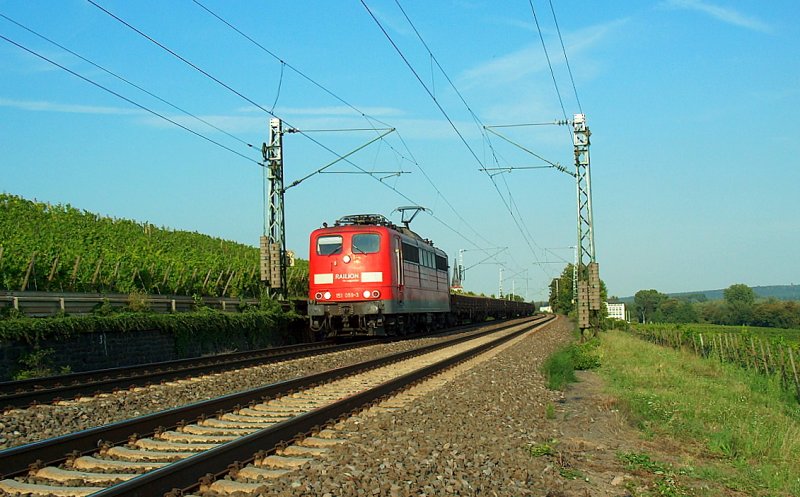 RAILION DB Logistics 151 059-3 mit Schotterwagen Richtung Koblenz, bei Erbach (Rheingau); 05.08.2009