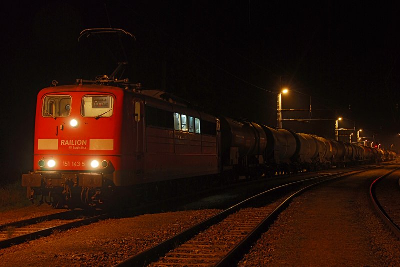 Railion DB Logistics 151 143 kurz vor der Abfahrt Richtung Wien in Stockerau. Das Foto ist am 23.09.2008 entstanden.