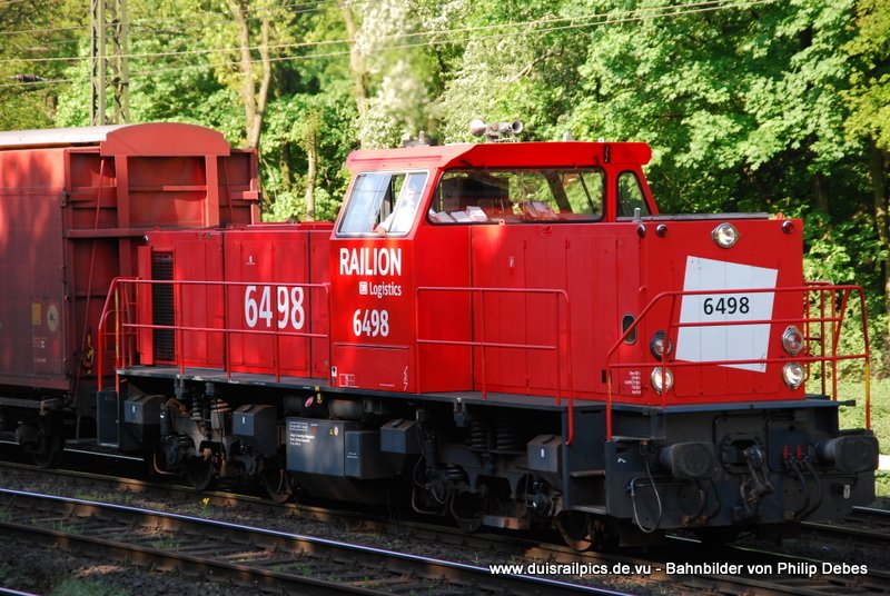 Railion DB Logistics 6498 fhrt am 25. April 2009 um 9:52 Uhr mit einem GZ durch Duisburg Neudorf