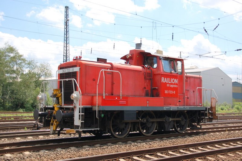 Railion DB Logistics Diesellok der Gattung V60 mit der Nummer 363 723-8 fhrt/eiert am 17.07.2007 durch den Bahnhof Recklinghausen-Sd. Es sieht schon urig aus, wenn man den Kuppelstangen bei ihrem Treiben zuschaut.
