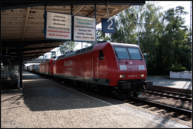 RAILION Logistics 145 011-3 mit 145 021-2 kalt dahinter fhrt mit Containertragwagen durch den Bahnhof zum Rbf (Falkenberg/Elster 19.09.2009)