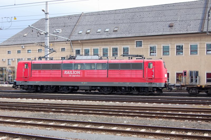  Railion Logistics  151 139-3 zieht in bedchtiger Geschwindigkeit einen leeren Container-Wagenzug aus Linz hinaus Richtung St. Valentin. Fast unnatrlich wirkt das blasse Blechkleid der Lok.