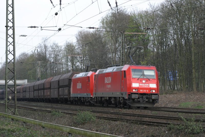 Railion Lok 185 312 mit einer anderen 185 am 6.4.09 in Duisburg-Neudorf
